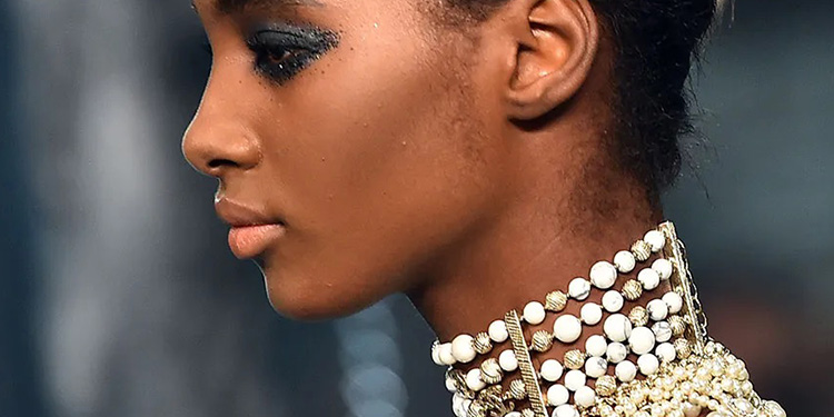 how to makeup with pearl jewelry